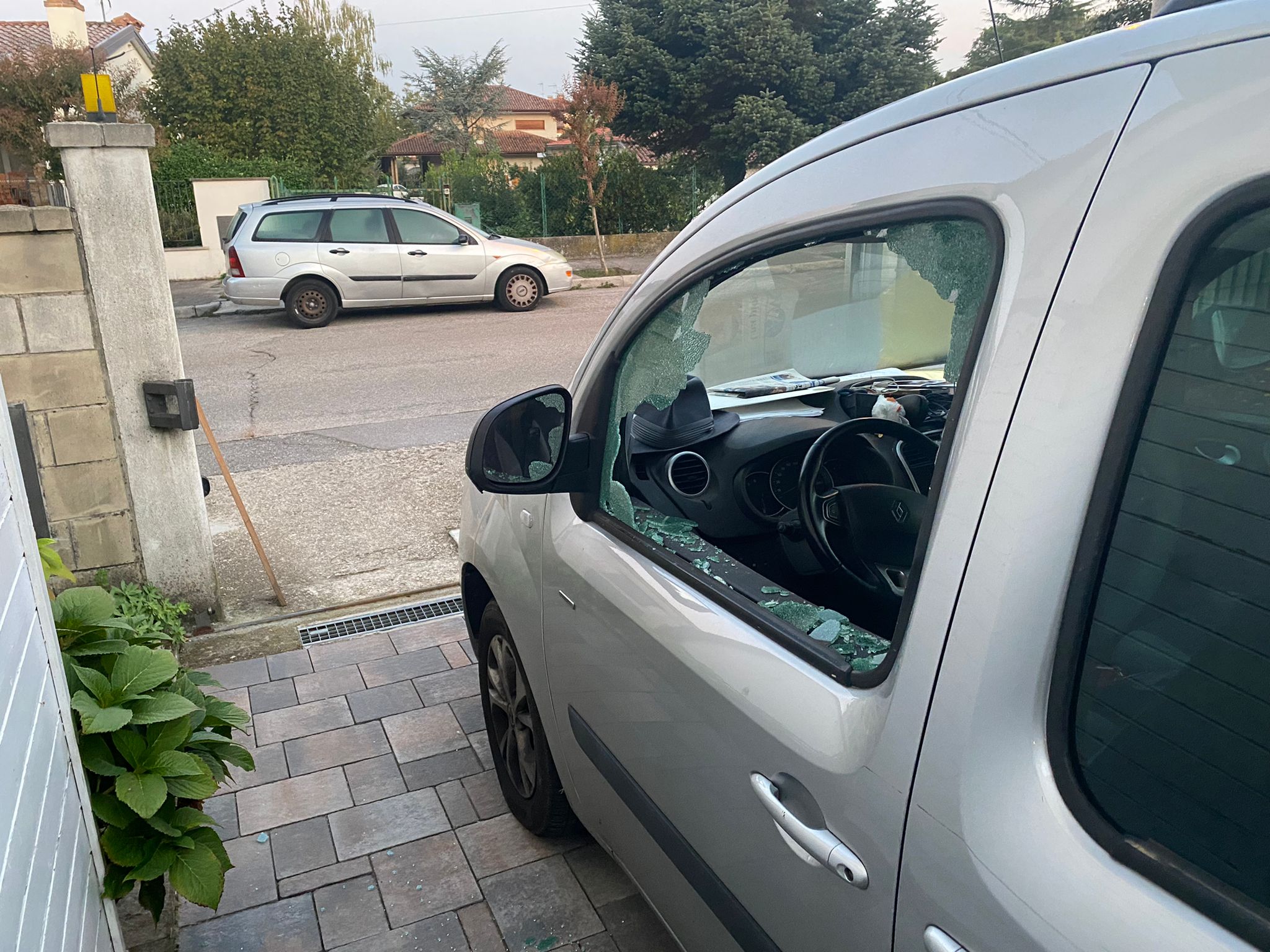 Immagine per Raid di ladri in auto nella notte, finestrino rotto in casa a Polazzo